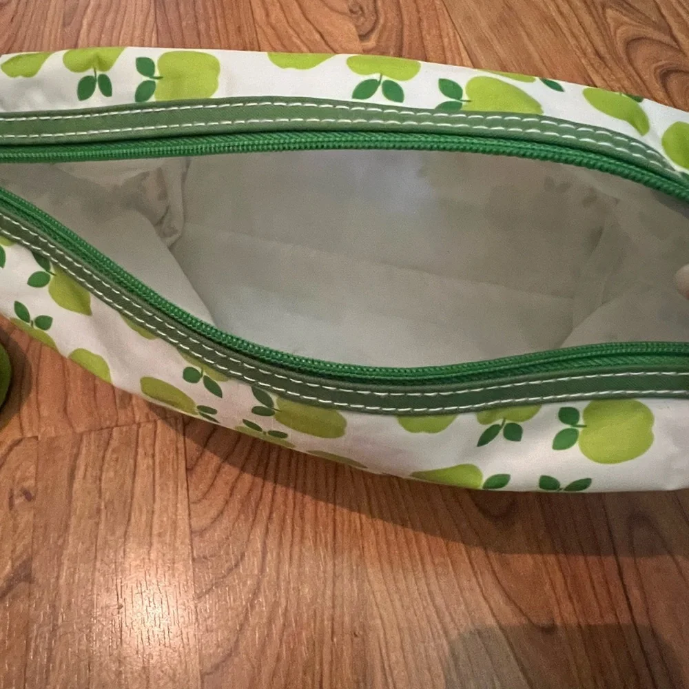 Clinique Green Apple Makeup bag set - Picture 6 of 10
